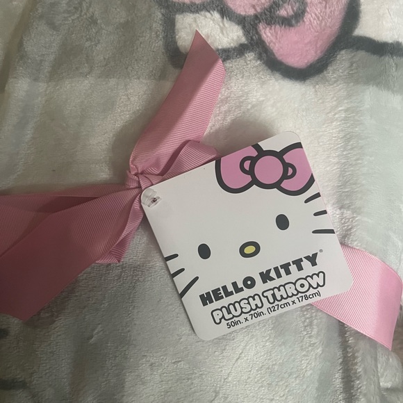 NWT Hello Kitty Plush Throw - Picture 3 of 6